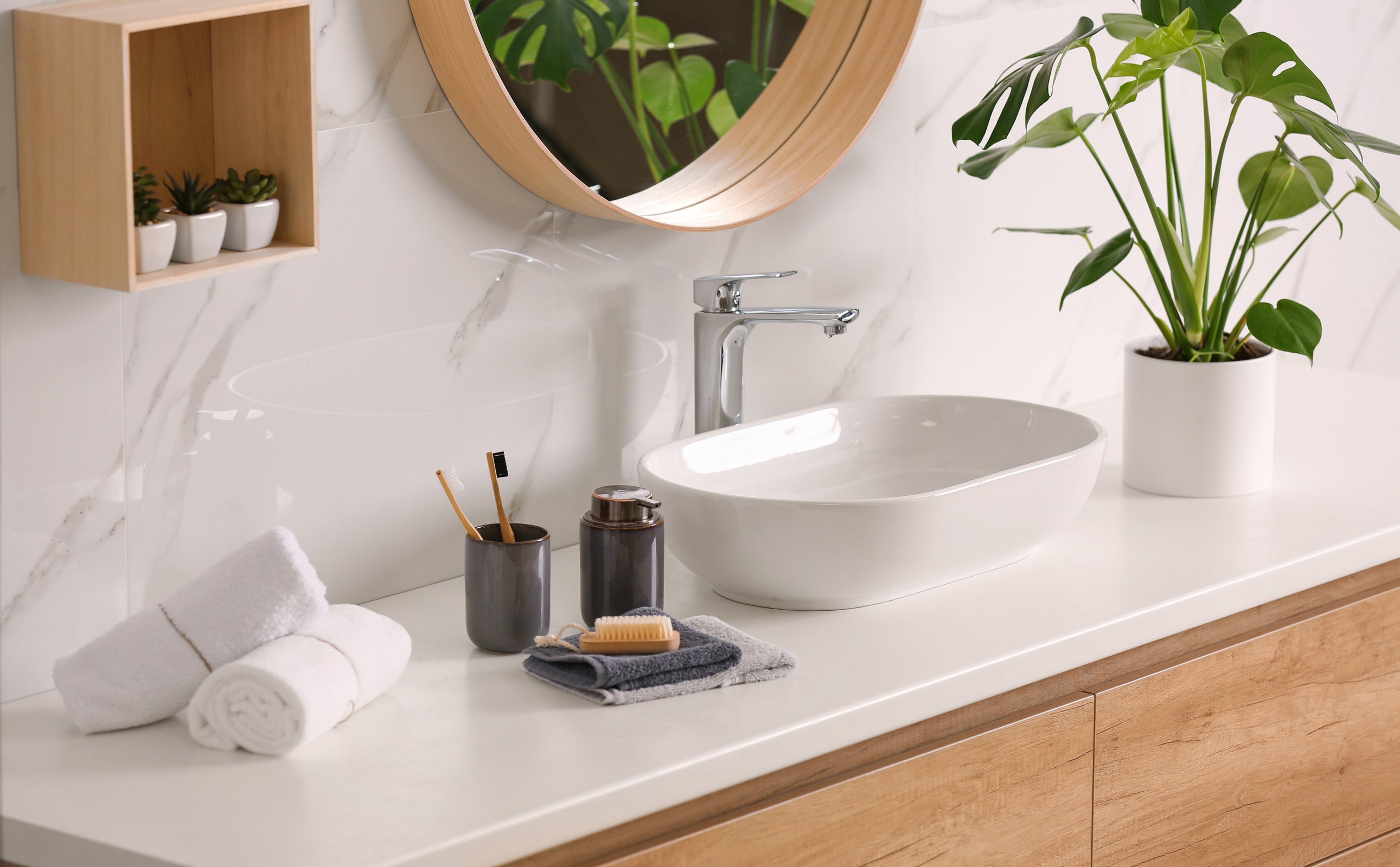 Toiletries Stylish Vessel Sink On Light